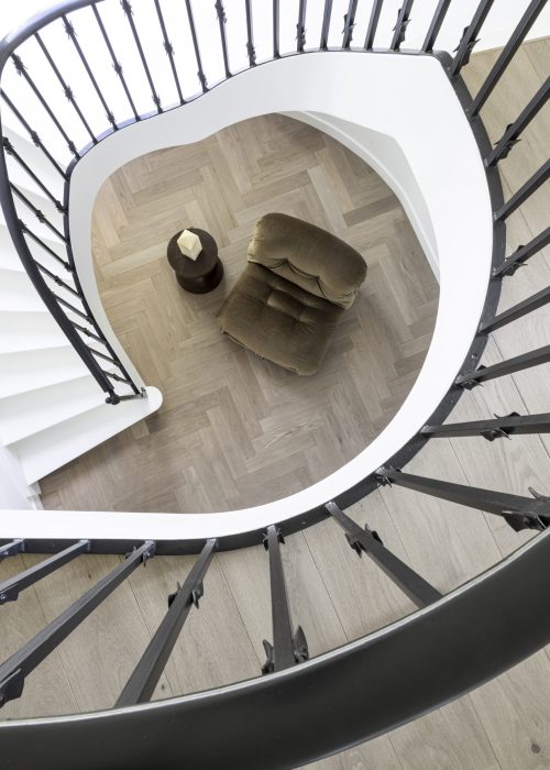 Jolanda-Knook-interieurontwerp-interieurarchitect-pre-owned-meubels-houten-vloer-trap-hal-japandi-stijl-design-scaled